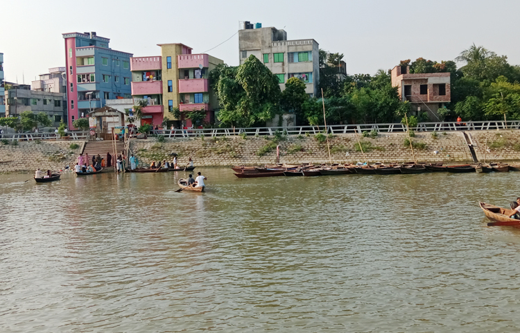 কাজ করার জন্য কাউন্দিয়া থেকে তুরাগ নদী পার হয়ে স্থানীয় বাসিন্দারা প্রতিদিন ঢাকায় আসছেন। ছবি: ফাত্তাহ তানভীর রানা