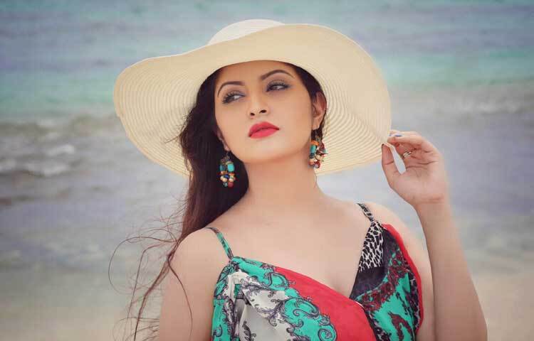 নজরকাড়া লুকে মায়াবী পরী।