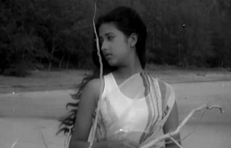 নব্বই দশকে বরেণ্য কথা সাহিত্যিক হুমায়ূন আহমেদের লেখা ‘আজ রবিবার’ এবং ‘কোথাও কেউ নেই’ নাটকে অভিনয় করে ব্যাপক জনপ্রিয়তা পান তিনি।