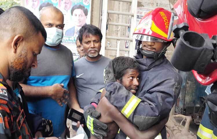 প্রত্যক্ষদর্শীরা জানান, সকালে এখান দিয়ে যাওয়ার সময় তারা ফ্লাইওভারের পিলার ও স্প্যানের মধ্যের ফাঁকা জায়গায় পাগলটিকে বসে থাকতে দেখেন। সে নামার জন্য কান্নাকাটি করছিল। এ অবস্থা থেকে তারা ৯৯৯-এ ফোন দেন।