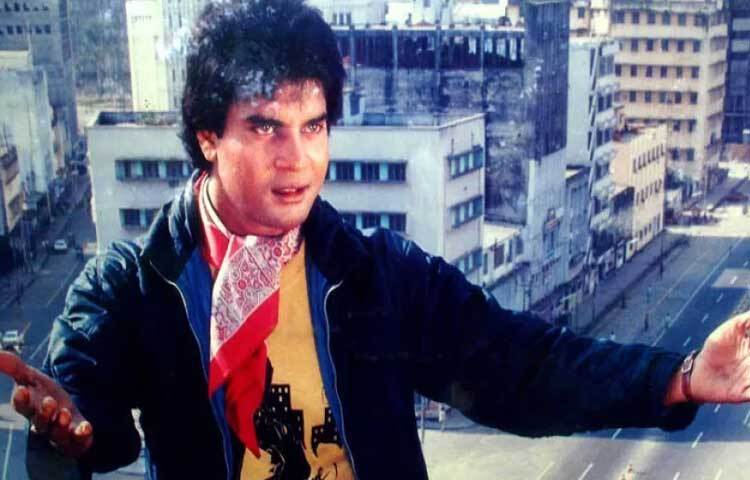 কৈশোর থেকেই অভিনয়ের প্রতি দুর্বলতা ছিল ইলিয়াস কাঞ্চনের। যুক্ত হয়েছিলেন বেশ কিছু নাট্য সংগঠনের সঙ্গে।