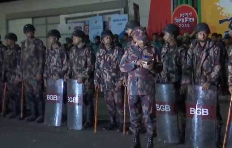 প্রাথমিক পর্যায়ে আগুন লাগার পর ঘটনাস্থলে পুলিশ ও সেনাবাহিনীর সদস্যদের সংখ্যা বাড়ানো হয়। এরপর উদ্ধার সহযোগিতার জন্য দুই প্লাটুন বিজিবি সদস্যদের আনা হয় সচিবালয়ে।