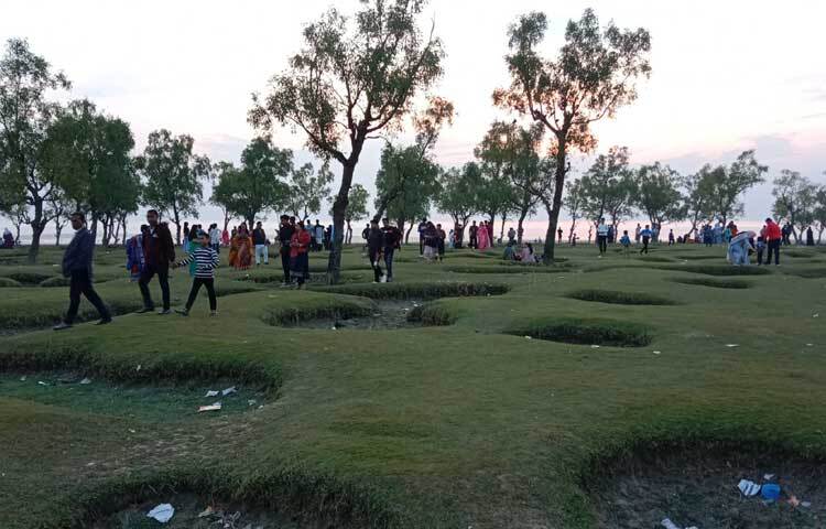 স্থানীয়রা জানান, ২০১৪ সালের পর থেকে গুলিয়াখালী সমুদ্রসৈকতে পর্যটক আসতে শুরু করেন। চট্টগ্রাম প্রকৌশল ও প্রযুক্তি বিশ্ববিদ্যালয়ের (চুয়েট) একদল শিক্ষার্থী সৈকতে বেড়াতে এসে ছবি ও ভিডিও সামাজিক যোগাযোগমাধ্যমে দেন। এরপর গুলিয়াখালীর সৌন্দর্যের কথা চারপাশে ছড়িয়ে পড়ে, বাড়তে থাকে পর্যটক।