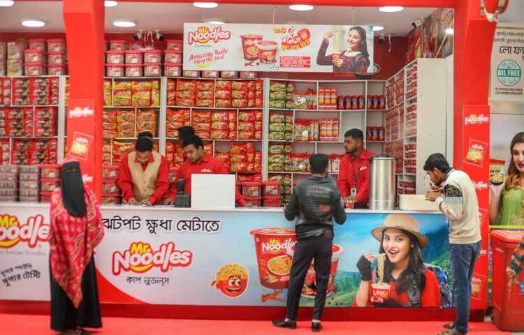 পণ্য সাজানোর কাজে ব্যস্ত দোকানিরা।