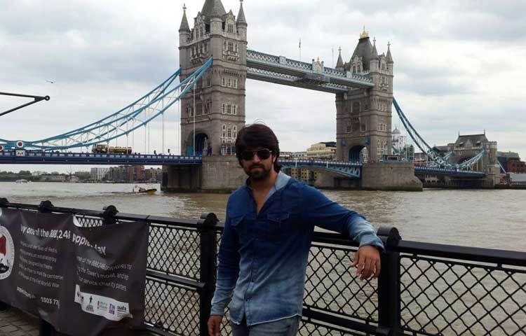 ২০০০ সালে ধারাবাহিকের মাধ্যমে কর্মজীবন শুরু করেন যশ।