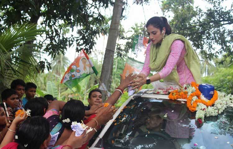 ২০১৯ সালে রাজনীতিতে যোগ দেন নুসরাত। সে বছরই লোকসভা নির্বাচনে বিজেপির প্রার্থীর বিপক্ষে জয়ী হন নুসরাত।