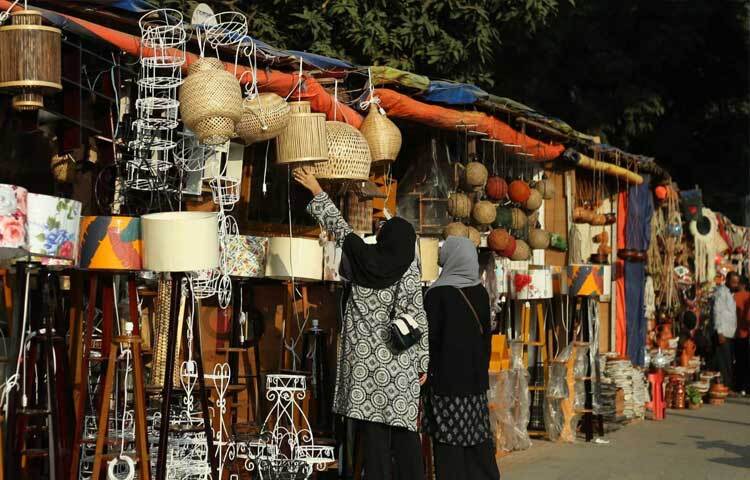 এখানে পাওয়া যায়, মাটির তৈরি বিভিন্ন তৈজসপত্র, গহনা, হাঁড়ি-পাতিল, কলস, ফুলদানি, বাহারি খেলনা, মাটির কাপ-পিরিচ, থালা, বাটি, মাটির তৈরি ফলমূল, বৈশাখী চুরি, বাঁশের কুলা, ডালা, বেত ও কাঠের শোপিস, পাটের শিকা, পুতুল, হ্যান্ডপার্স, সাইডব্যাগ, হোগলা পাতা ও নারিকেলের খোসার তৈরি নানা ধরনের শোপিস।