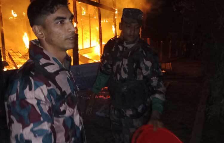 সেন্টমার্টিন ইউনিয়ন পরিষদের চেয়ারম্যান মুজিবুর রহমান বলেন, আগুন লাগার খবর পেয়ে বিজিবি, নৌবাহিনী, কোস্টগার্ডের সদস্যসহ স্থানীয়রা এগিয়ে আসেন।