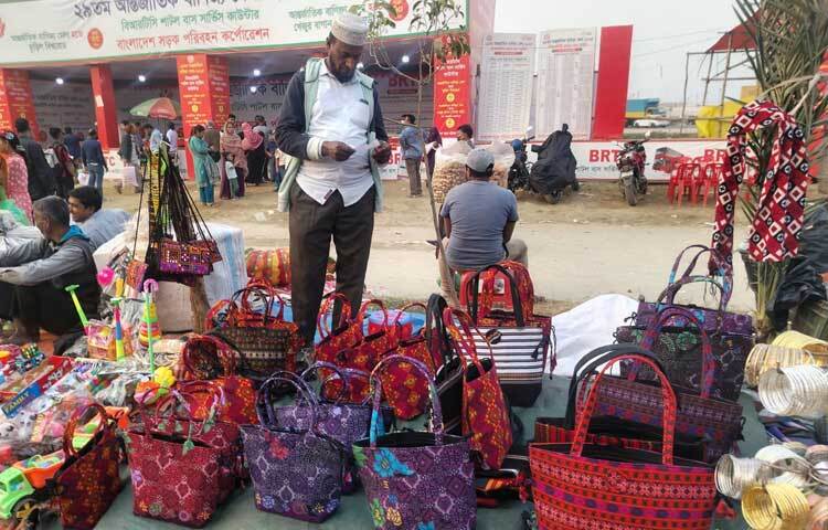 মেলার বাইরে পাওয়া যাচ্ছে বিভিন্ন ধরনের খাবার, শিশুদের খেলনা, বিভিন্ন ধরনের আচার, ফুচকা, ডাব, চুড়ি, টিপ, বিভিন্ন ধরনের গহনা, ফুল, থ্রি-পিস, সংসারের নিত্য-প্রয়োজনীয় দ্রব্যাদি, ঘর সাজানোর পণ্য, ছেলেদের মানিব্যাগ, মেয়েদের পার্স, জুতা-স্যান্ডেল, ওয়ালম্যাট ইত্যাদি।