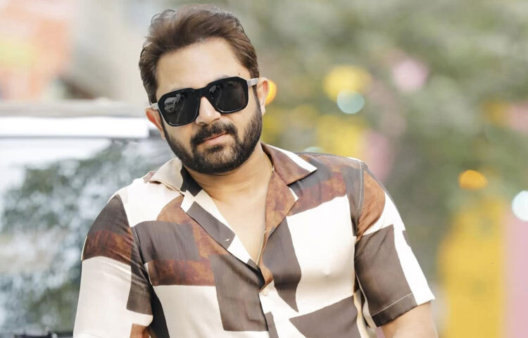 এরপর তিনি চাঁদের বাড়ি ছবিতে প্রথম প্রধান চরিত্রে অভিনয় করেন।