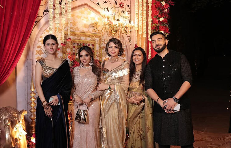 অভিনেত্রীর বিয়েতে উপস্থিত ছিলেন ‘ভাগ্য লক্সমী’ সিরিয়ালের অন্যান্য তারকারা।