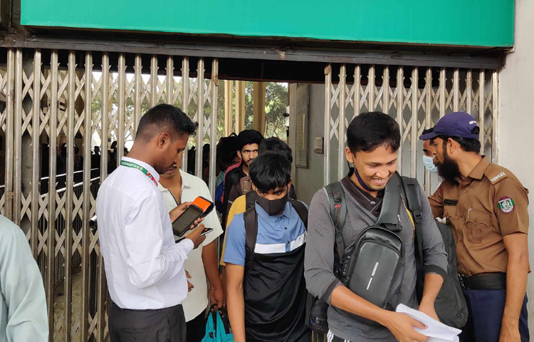 আজ সকাল থেকে রাত ১২টা পর্যন্ত কমলাপুর থেকে মোট ৫১টি ট্রেন সারাদেশে গন্তব্যের উদ্দেশে ছেড়ে যাবে।