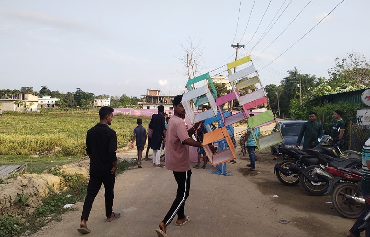 উৎসব দেখতে ঢল নামে বিভিন্ন বয়সের শ্রেণী পেশার মানুষের।