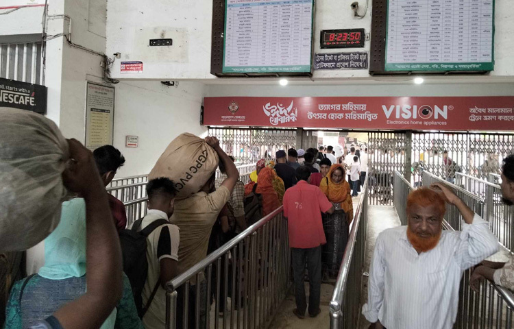 সিরাজগঞ্জগামী ট্রেনের যাত্রী মিজানুর রহমান বলেন, পরিবারের সঙ্গে ঈদ করতে স্ত্রী ও মেয়েকে নিয়ে বাড়ি যাচ্ছি। আগে থেকে টিকিট কাটতে পারিনি তাই স্টেশনে এসে স্ট্যান্ডিং টিকিট সংগ্রহ করেছি। ঈদের ছুটিতে বাড়িতে যাবো না এটা কি হয়। তাই কষ্ট করে হলেও বাড়ি যাওয়ার উদ্দেশ্যে বের হয়েছি যখন ঠিকই বাড়িতে পৌঁছে যাবো।