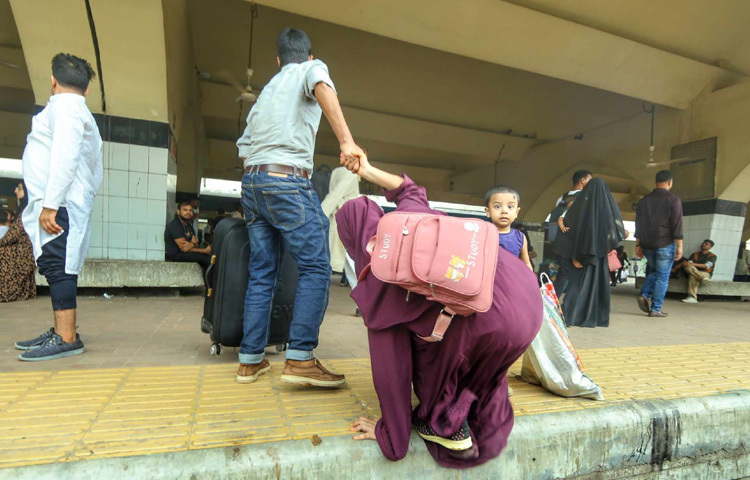 শহরের ব্যস্ত জীবন থেকে কিছুদিনের জন্য মুক্তি নিয়ে মানুষ ছুটছে শিকড়ে ফেরার টানে।