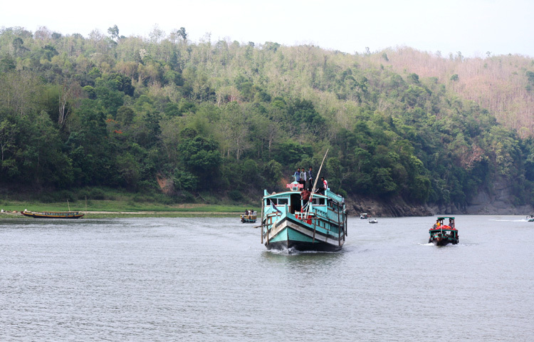 ঈদের দীর্ঘ ছুটিকে কেন্দ্র করে শুধু আবাসন নয়, নৌপর্যটনেও রয়েছে ব্যাপক প্রস্তুতি। প্রায় তিন দশক ধরে বোট ব্যবসার সঙ্গে যুক্ত রমজান আলী জানালেন, রাঙ্গামাটির বিভিন্ন ঘাটে ৬০০-এর বেশি ট্যুরিস্ট বোট প্রস্তুত রাখা হয়েছে। প্রতিটি বোটেই পর্যটকদের জন্য রাখা হয়েছে পর্যাপ্ত নিরাপত্তা ব্যবস্থা, বিশেষ করে লাইফ জ্যাকেট।