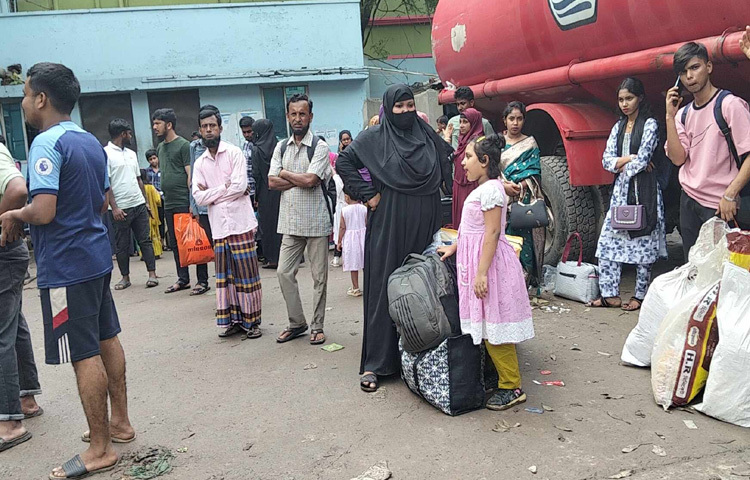 পরিবার নিয়ে বাড়ি ফেরা আমিনুল নামের এক যাত্রী জানান, টিকিট কিনতে গিয়ে দরদাম করেই টিকিট নিতে হয়েছে। কারোর কাছ থেকে ৫০ টাকা বেশি নিচ্ছে, আবার কেউ একটু কমে দিয়ে দিচ্ছে।