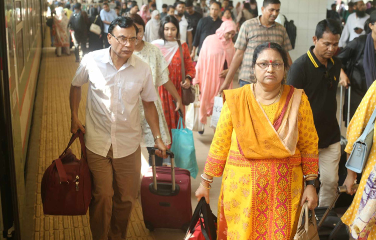 ঈদের আগের দিন শহর ছাড়ার এই যুদ্ধ যেন শুধু একটা ছুটি নয়, বরং ফিরে যাওয়ার এক আবেগের উৎসব; যেখানে কষ্ট, ক্লান্তি আর আনন্দ মিলেমিশে একাকার।