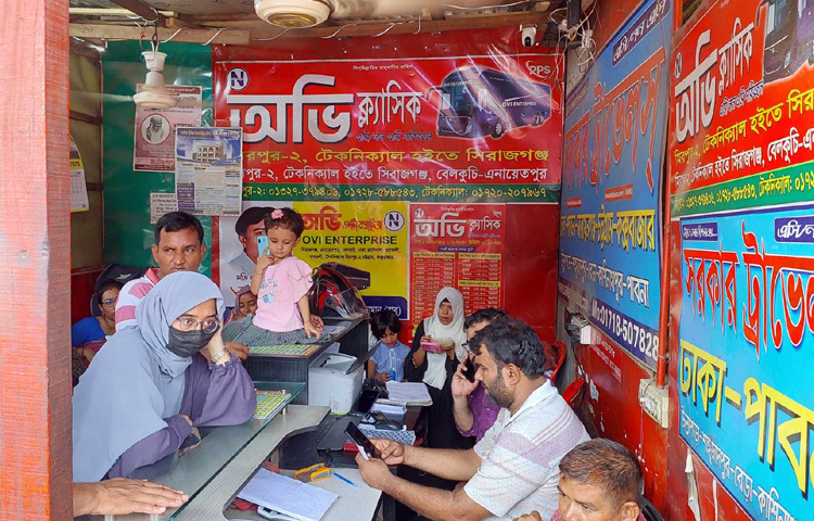 কেউ পরিবার নিয়ে বসে আছেন ফুটপাতে, কেউবা রোদ মাথায় দাঁড়িয়ে আছেন কাউন্টারের সামনে।