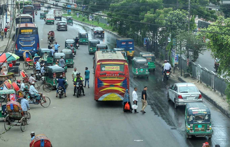 রাজধানীর প্রবেশমুখগুলোতে আবার শুরু হয়েছে ভোরের জ্যাম, ট্রাফিক পুলিশের কর্মব্যস্ততা আর যাত্রীদের কোলাহল।