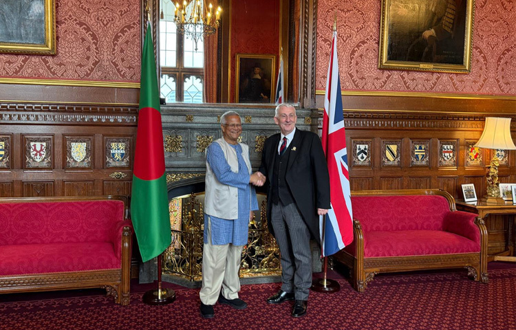 প্রধান উপদেষ্টা অধ্যাপক মুহাম্মদ ইউনূস বৃহস্পতিবার লন্ডনের ওয়েস্টমিনস্টারে যুক্তরাজ্যের হাউস অফ কমন্সের স্পিকার স্যার লিন্ডসে হোয়েলের সঙ্গে সাক্ষাৎ করেন।