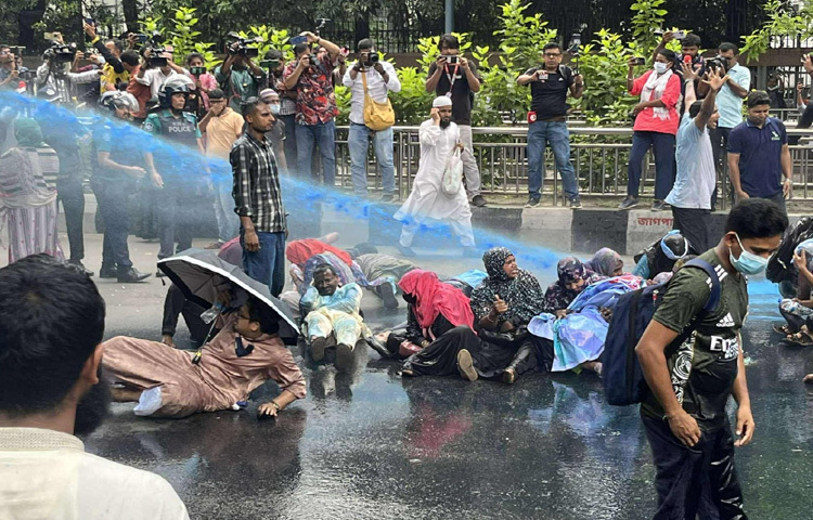 বেলা সাড়ে ১১টার দিকে জাতীয় প্রেস ক্লাবের সামনে এ ঘটনা ঘটে।