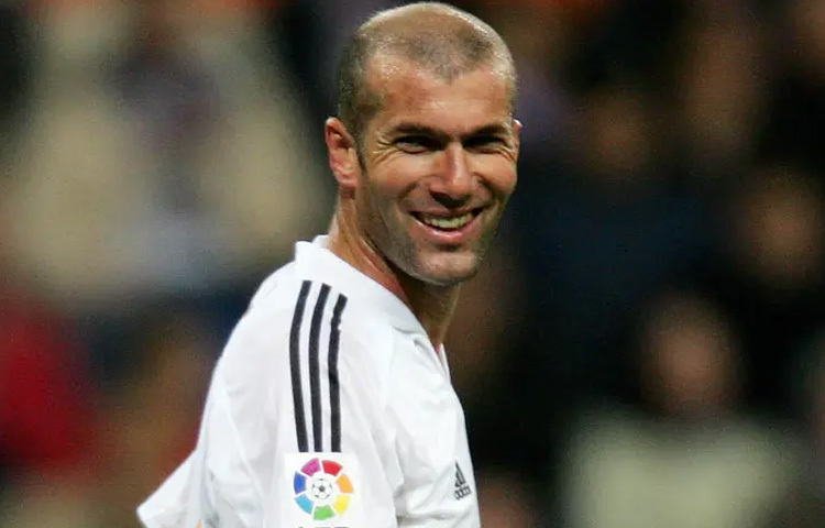 মাত্র ১৪ বছর বয়সে কান ক্লাবে ভর্তি হয়ে ফুটবলের মূলধারায় প্রবেশ করেন জিদান। এরপর বোর্দোতে তার অসাধারণ পারফরম্যান্স চোখে পড়ে ইউরোপীয় ক্লাবগুলোর।