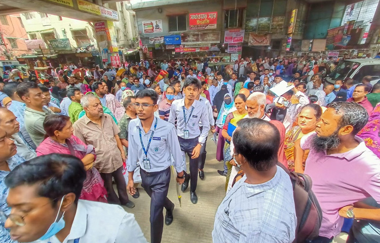 সরকারি বিজ্ঞান কলেজ, তেজগাঁও রাজধানীর একটি পরীক্ষাকেন্দ্র। সকাল থেকেই সেখানে ভিড় করেন পরীক্ষার্থীরা।