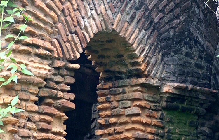 ৪৫০ বছরের পুরোনো ইতিহাসের সাক্ষী হয়ে দাঁড়িয়ে থাকলেও কালের বিবর্তনে তা এখন ধ্বংস হতে চলেছে। মঠ এবং পুরোনো জমিদার বাড়িটির অবস্থা ভুতুড়ে।