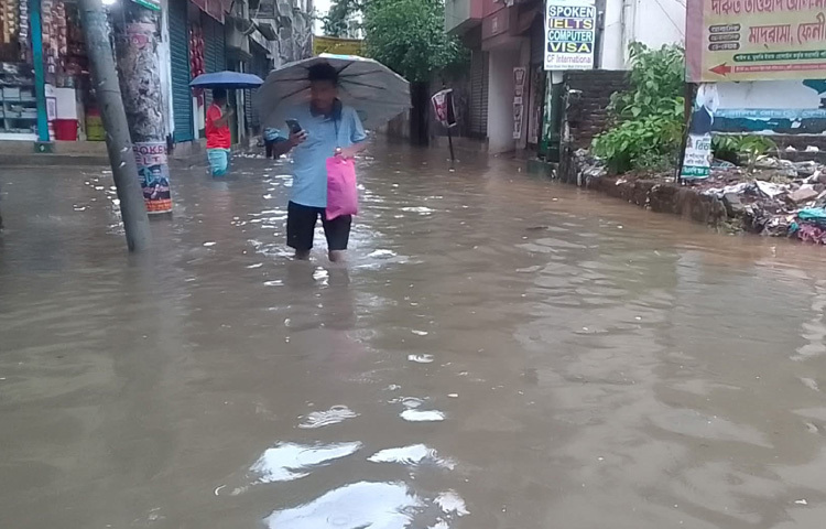 ফেনী সদর উপজেলার বালিগাঁও ইউনিয়নের অনার্স সমাপনী বর্ষের পরীক্ষার্থী খালেদুল আশরাফ বলেন, ‘বিকেল ২টায় পরীক্ষা, কিন্তু গ্রামের রাস্তাঘাটে হাঁটার উপায় নেই। কোথাও যানবাহন চলছে না। বোর্ড থেকেও কোনো স্থগিতাদেশ আসেনি। এই অবস্থায় কলেজে পৌঁছাব কীভাবে?’