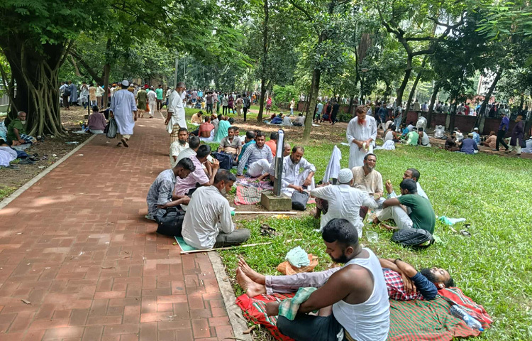 সবার চোখেই ক্লান্তি, কিন্তু লক্ষ্য একটাই-সমাবেশ সফল করা।