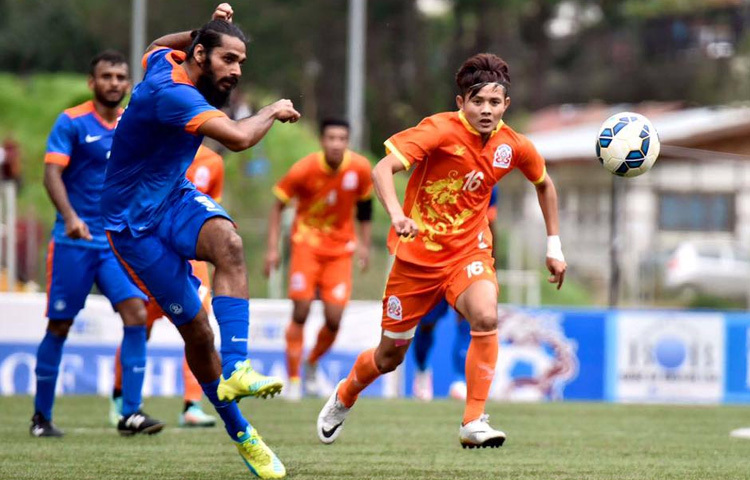 ঝিংগানের খেলা মানেই এক অনমনীয় দৃষ্টান্ত। ১.৮৬ মিটার উচ্চতা আর দেহের শক্তি তাকে ডিফেন্সিভ পজিশনে এনে দিয়েছে বাড়তি সুবিধা। তবে শুধু শরীর নয়, তার মানসিক দৃঢ়তাও চোখে পড়ার মতো। সর্বোচ্চ মানের ফিটনেস, সময়োপযোগী ট্যাকল, এয়ার বল কন্ট্রোল আর লিডারশিপ-সব মিলিয়ে তিনি ভারতের রক্ষণভাগের প্রকৃত সেনাপতি।