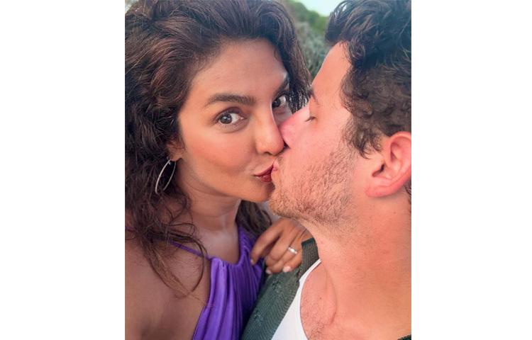 স্বামীর সঙ্গে ঘনিষ্ঠ মুহূর্তে পাওয়া গেল তাকে। নিকের চোখেও যেন নতুন করে প্রেম।