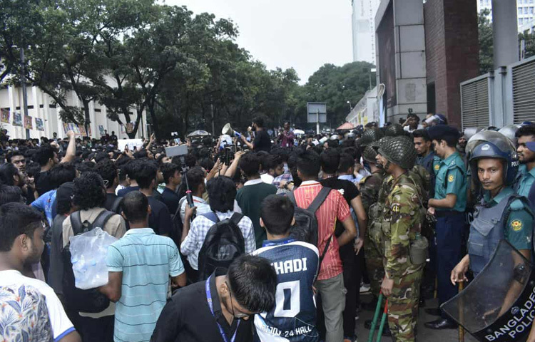 গেটগুলো বন্ধ থাকায় এখন সচিবালয়ে কেউ প্রবেশ বা বের হতে পারছেন না।