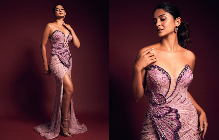 A glamorous presence in a floor-length pink gown, with a strapless and side-slit design decorated with a butterfly pattern, gave Jennifer an extra lift to her personality. Matching strappy heels made the entire look more complete and eye-catching.