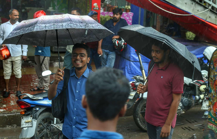আর ফুটপাতের দোকানিরাও বৃষ্টির পানিতে নাজেহাল। মালিবাগ, পল্টন এলাকায় ফুটপাতের ছোট ছোট দোকানগুলোকে দেখতে পাওয়া গেছে পানি জমে বিপাকে পড়েছে। কিছু দোকানি বাধ্য হয়ে তাদের পণ্য ও মালামাল বৃষ্টি থেকে রক্ষার জন্য ছাতা বা প্লাস্টিক দিয়ে ঢেকে রাখার চেষ্টা করছেন।