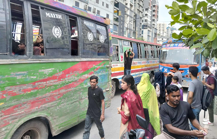 রাজধানীর বিভিন্ন সড়কে যানজটের এমন চিত্র দেখা গেছে।