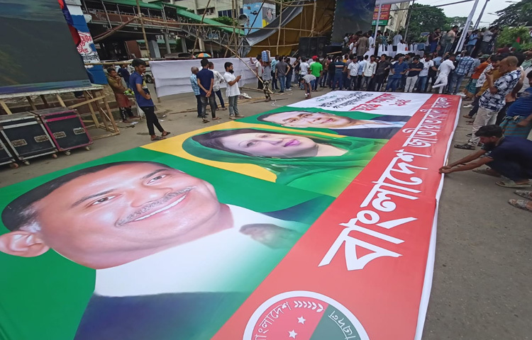 ‘স্বৈরাচার নিপাত যাক’, ‘খালেদা জিয়া ভয় নাই’, ‘জিয়ার সৈনিক এক হও’ এমন সব স্লোগানে মুখরিত শাহবাগ মোড়।