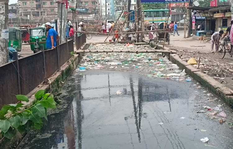 এলাকাবাসীর অভিযোগ, খালপাড়ের প্রভাবশালী মহল খালের জায়গা দখল করে ব্যবসা গড়ে তুলেছে। কোথাও নির্মাণসামগ্রী রাখার জায়গা, কোথাও আবার স্থায়ী বসতঘর। এদের পেছনে রয়েছে প্রভাবশালীদের ছায়া। আর খালের বুকজুড়ে প্রতিদিন পড়ে নতুন নতুন আবর্জনা, প্লাস্টিক ও নর্দমার ময়লা।