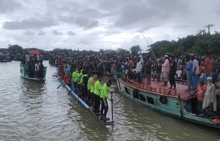 আর প্রতিযোগিতায় অংশ নেওয়া নৌকার মাঝি তোফায়েল বলেন, মূলত দর্শকদের আনন্দ দিতে আমরা বিভিন্ন জায়গায় নৌকাবাইচ প্রতিযোগিতায় অংশগ্রহণ করি। খেলায় জয় পরাজয় থাকতেই পারে এখানে হতাশ হওয়ার কিছু নেই।