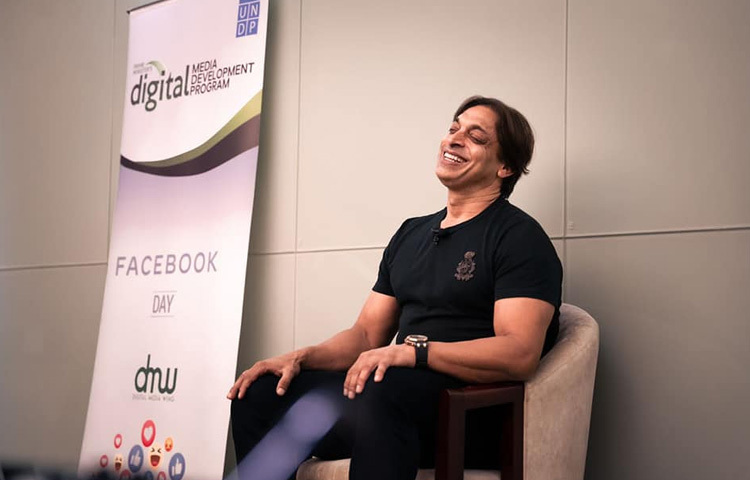 ঘন ঘন ইনজুরিও ক্যারিয়ারের পথে বড় বাধা হয়ে দাঁড়িয়েছিল। শেষ পর্যন্ত ২০১১ সালের বিশ্বকাপের পর আন্তর্জাতিক ক্রিকেটকে বিদায় জানান।