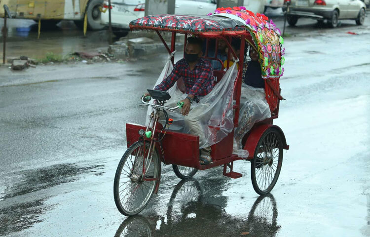 যাত্রীরা চুপচাপ বসে থাকেন, কেউ হয়তো দিনের প্রথম কফি আর চা মগের গরম শীতলতা মনে করছেন, কেউ হয়তো অফিসের ব্যস্ততা ভুলে সাময়িক স্বস্তি খুঁজছেন এই বৃষ্টি ভেজা দিনে।