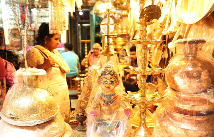 দুর্গা উৎসবকে কেন্দ্র করে বাজারের সবচেয়ে ভিড় থাকে পূজা পার্বণের জন্য প্রয়োজনীয় জিনিসপত্র পাওয়া যায় এমন সব দোকানে।