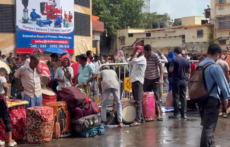 নদীয়া জেলার নবগ্রাম থেকে আসা গৌড় দাস বলেন, ‘পাঁচ দিনের জন্য আমরা এখানে এসে ঢাকের তালে দর্শনার্থীদের আনন্দ দেই। তারপর বাড়ি ফিরে চাষাবাদ চালাই।’