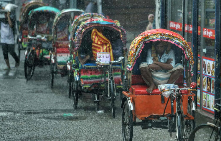 হয়তো এই বৃষ্টিই ঢাকাবাসীর জীবনের একটুখানি কবিতা। যান্ত্রিক দিনের ভেতরেও সে মনে করিয়ে দেয়-সবকিছু সময়মতো না চললেও, জীবন সুন্দর হতে পারে এক ঝুম বৃষ্টির ফোঁটায়।