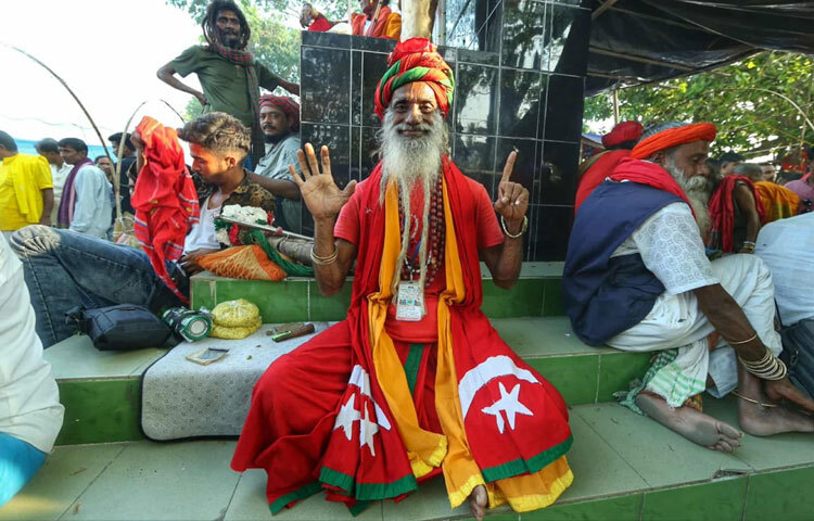 ‘সব লোকে কয় লালন কী জাত সংসারে…’-এই গান যখন বাজে মেলায়, তখন বোঝা যায় লালনের দর্শন কোনো ধর্মের বাঁধনে বন্দি নয়। এটা এক সর্বজনীন মানবতাবাদ, যেখানে মানুষই ধর্ম, প্রেমই জীবন।