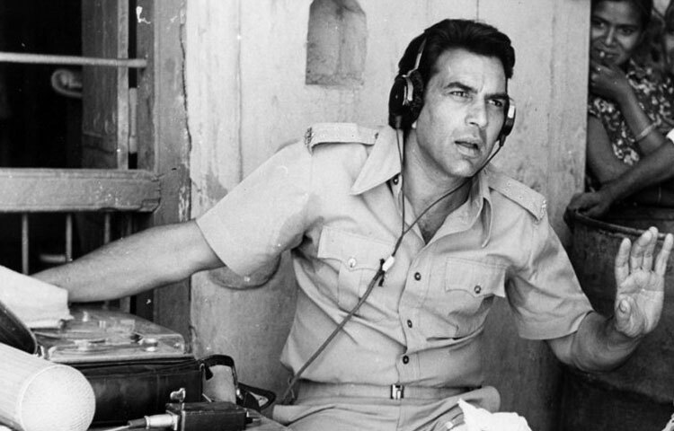 ১৯৩৫ সালে পাঞ্জাবের লুধিয়ানায় জন্ম হয় ধর্মেন্দ্র সিং দিওলের। ছোটবেলায় সিনেমা হলে গিয়ে ছবি দেখাই ছিল তার সবচেয়ে বড় আনন্দ। কিন্তু অভিনয়ের স্বপ্ন পূরণ হবে এমন ধারণা তখনকার ধর্মেন্দ্ররও ছিল না। কলেজে পড়াশোনার পাশাপাশি কৃষিকাজেই ছিল তার পরিবারের মূল কর্ম।