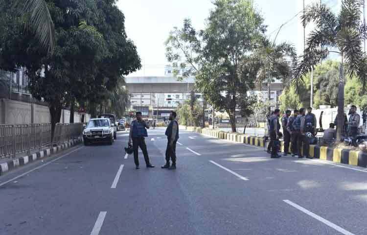 নিরাপত্তা সংশ্লিষ্ট সূত্রগুলো জানিয়েছে, যেকোনো ধরনের অপ্রীতিকর পরিস্থিতি এড়াতে এই ব্যবস্থা নেওয়া হয়েছে। পরিস্থিতি স্বাভাবিক না হওয়া পর্যন্ত নিরাপত্তা ব্যবস্থা বহাল থাকবে বলে ধারণা করা হচ্ছে।