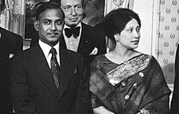 কলেজে পড়ার সময় তৎকালীন পাকিস্তান সেনাবাহিনীর ক্যাপ্টেন জিয়াউর রহমানের সঙ্গে তার বিয়ে হয়। এরপর পড়াশোনা আর এগিয়ে নিতে পারেননি। রাষ্ট্রীয় নথিপত্রে খালেদা জিয়ার শিক্ষাগত যোগ্যতার জায়গায় ‘স্বশিক্ষিত’ শব্দটি লেখা হয়।