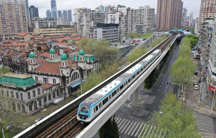 চীনের হুবেই প্রদেশের উহান শহরে চলাচলের জন্য রয়েছে এর একটি উড়াল মেট্রোরেল পথ, যাকে একেবারেই সাদামাটাভাবে লাইন-১ নামকরণ করা হয়েছে। লাইন-১ বিশ্ব রেকর্ডধারী সেতুও। দৈর্ঘ্যে ২৩.৫ মাইল এই সেতু শুধু বিশ্বের দশম দীর্ঘ সেতুই নয়, একই সঙ্গে বিশ্বের অন্যতম দীর্ঘ মেট্রোরেল ভায়াডাক্ট। ছবি: সংগৃহীত